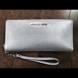 Michael Kors silver jet set leather wallet